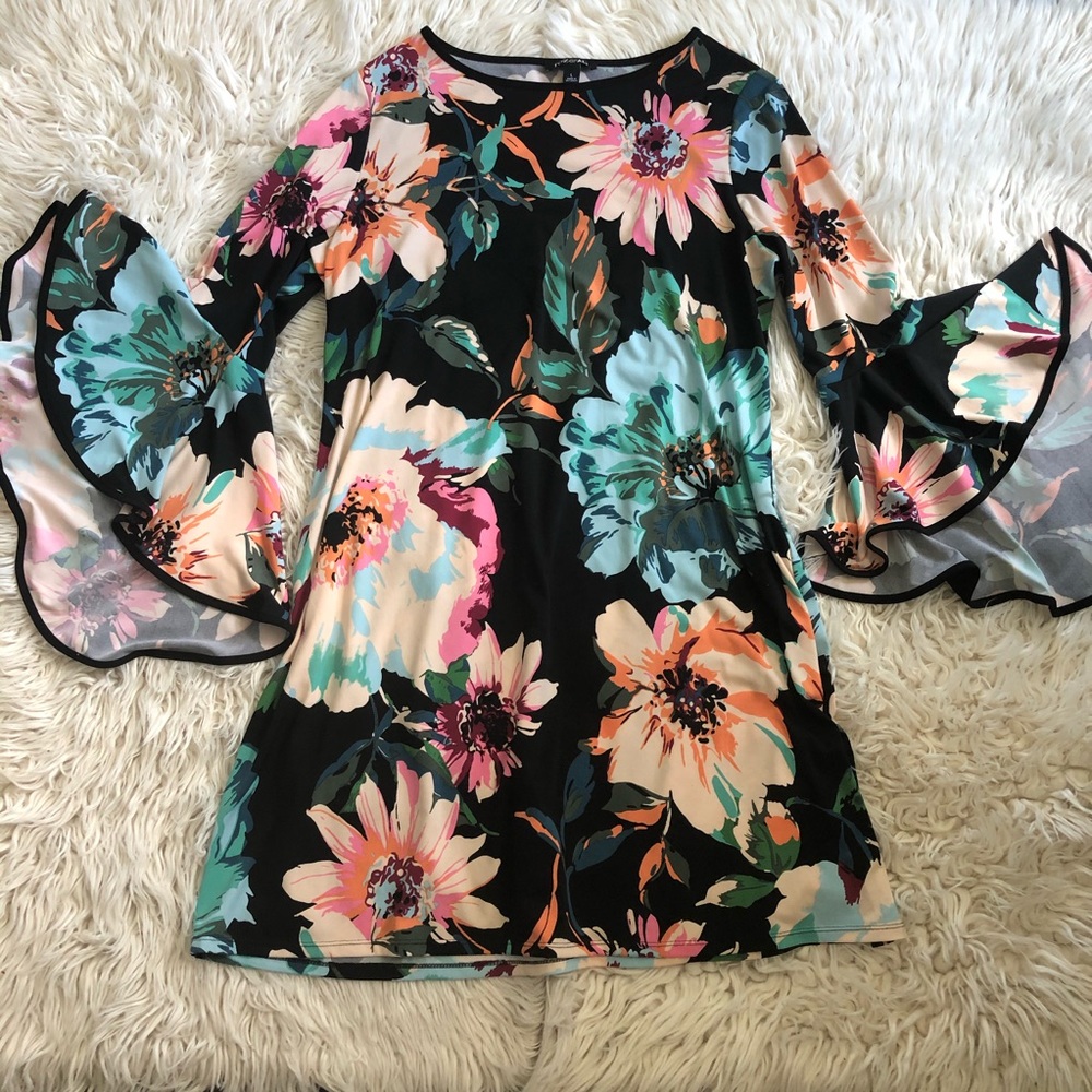 🎉SALE🎉 “Roz&Ali” Flare Sleeve Shift Dress